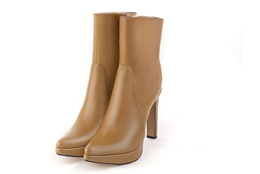 Camel beige women's ankle boots with a zip on the inside. Tapered toe. Very high slim heel with a platform at the front. Front view - Florence KOOIJMAN
